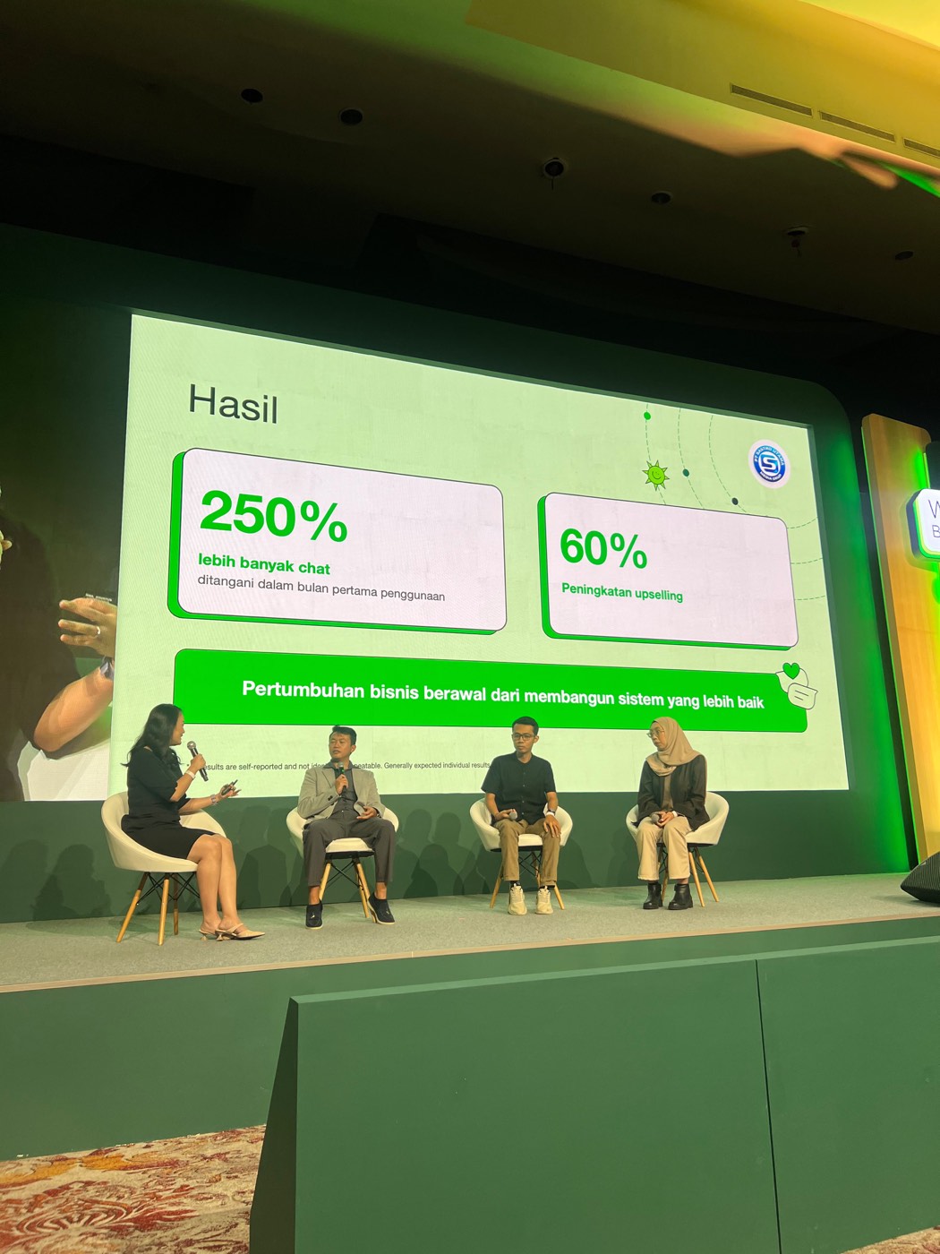 Slide hasil implementasi menampilkan angka 250% lebih banyak chat ditangani dan 60% peningkatan upselling